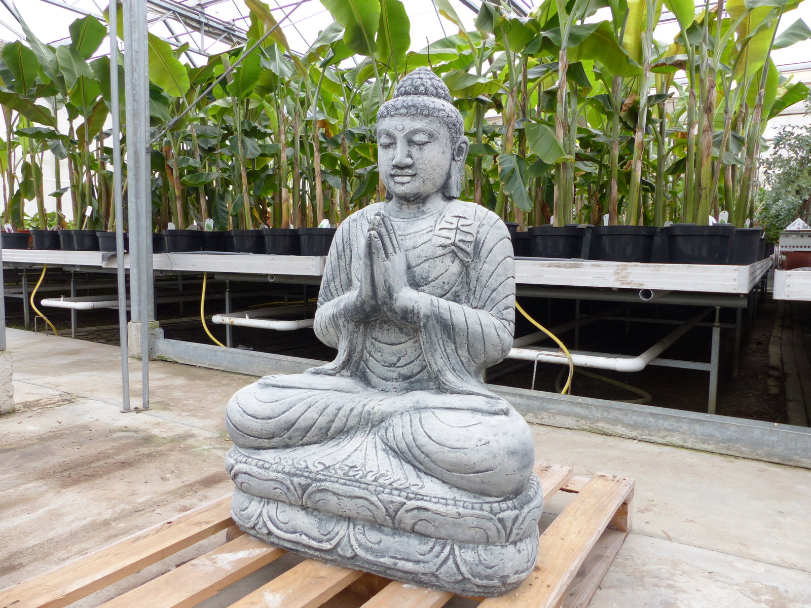Buddha-Figur / Skulptur 100 cm aus Steinguss – sitzend auf Lotusthron winterfest