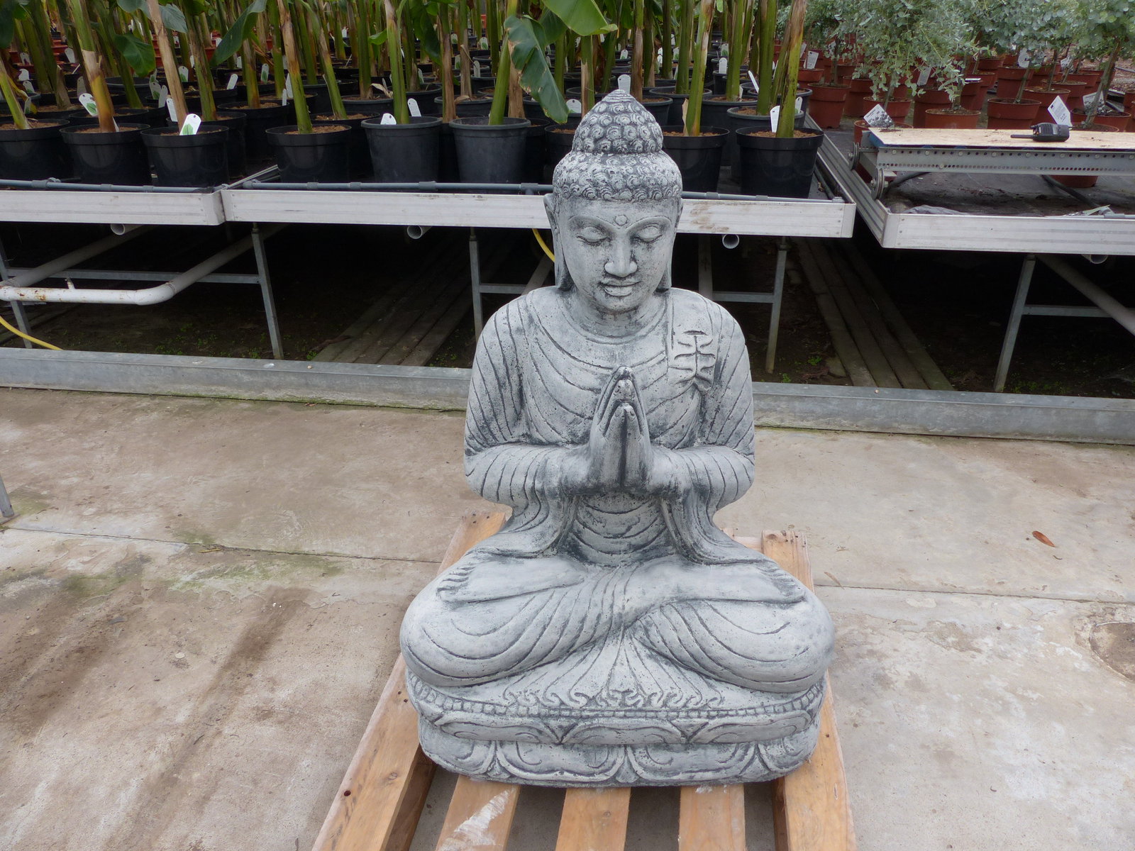 Buddha-Figur / Skulptur 100 cm aus Steinguss – sitzend auf Lotusthron winterfest