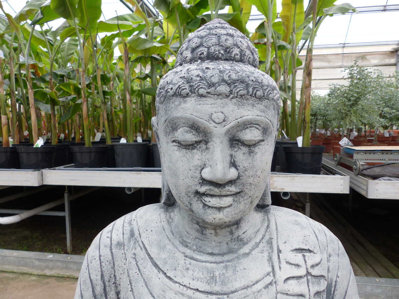 Buddha-Figur / Skulptur 100 cm aus Steinguss – sitzend auf Lotusthron winterfest
