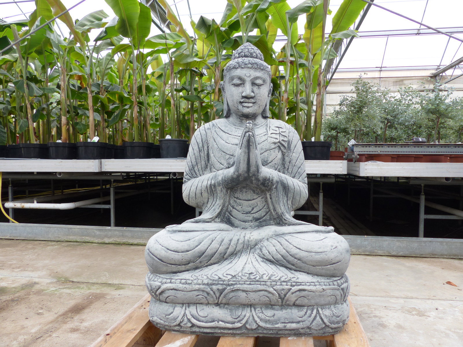 Buddha-Figur / Skulptur 100 cm aus Steinguss – sitzend auf Lotusthron winterfest